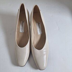 Vintage Etienne Aigner Womens Ivory Leather Heels Size 7.5 Mid Heel Classic Pump